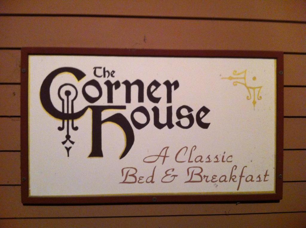 לינה וארוחת בוקר Nicholasville The Corner House Bed & Breakfast מראה חיצוני תמונה